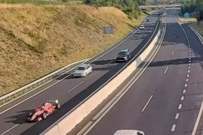 Rendőrségi felvételen a száguldó Dallara GP2/08 – Fotó: Polícia ČR