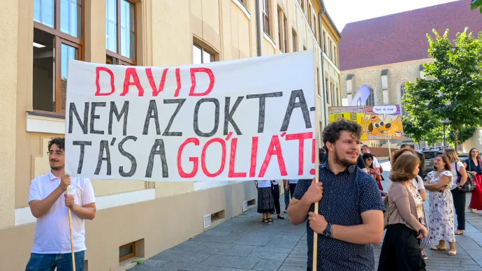 Az Apáczai Csere János Elméleti Líceum és a Báthory István Elméleti Líceum tanárai és diákjai vonulnak fel – Fotó: Tamás Zsófia / Transtelex