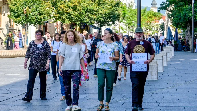 Az Apáczai Csere János Elméleti Líceum és a Báthory István Elméleti Líceum tanárai és diákjai vonulnak fel – Fotó: Tamás Zsófia / Transtelex