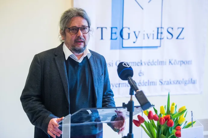 Műanyag fenyőgirlanddal takarták le a gyermekotthon beázását Orbán látogatása előtt – kitálalt a gyermekvédelmi szakember