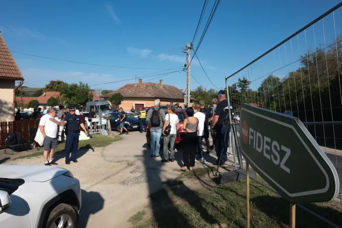 People gathering for the Tisza Party rally near the road leading to the Fidesz picnic, which was closed to traffic – Photo: Lujza Hevesi-Szabó / Telex