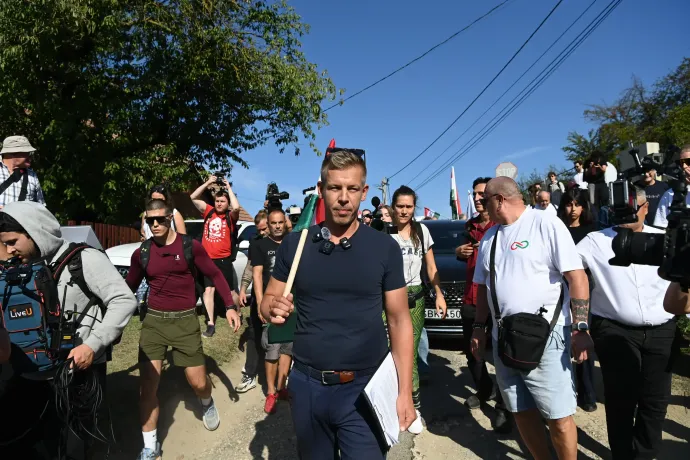 Péter Magyar arrives in Kötcse on foot, surrounded by supporters – Photo: János Bődey / Telex