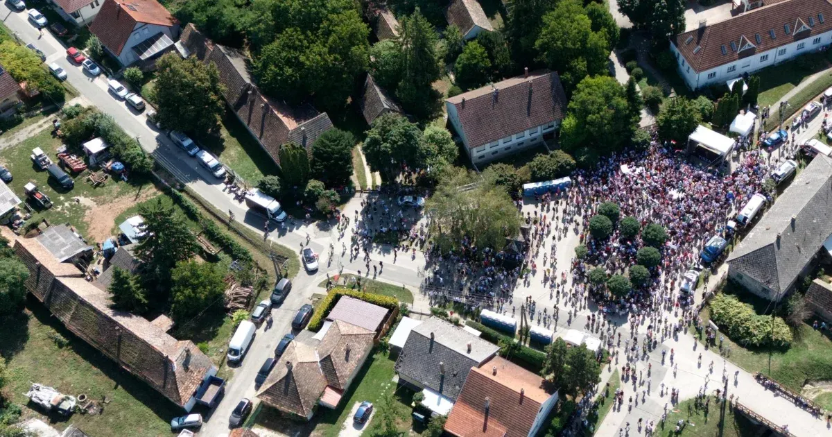 Rendőri felügyelet Kötcsén: drónhasználat és előállítás a Fidesz és a Tisza Párt rendezvényén Rendőri felügyelet Kötcsén: drónhasználat és előállítás a Fidesz és a Tisza Párt rendezvényén