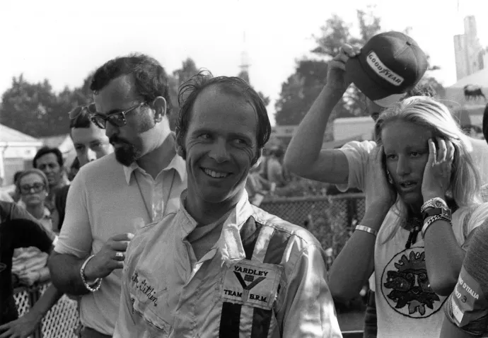 Peter Gethin mosolyogva ünnepli győzelmét az 1971-es Olasz Nagydíjon – Fotó: Bernard Cahier / Getty Images