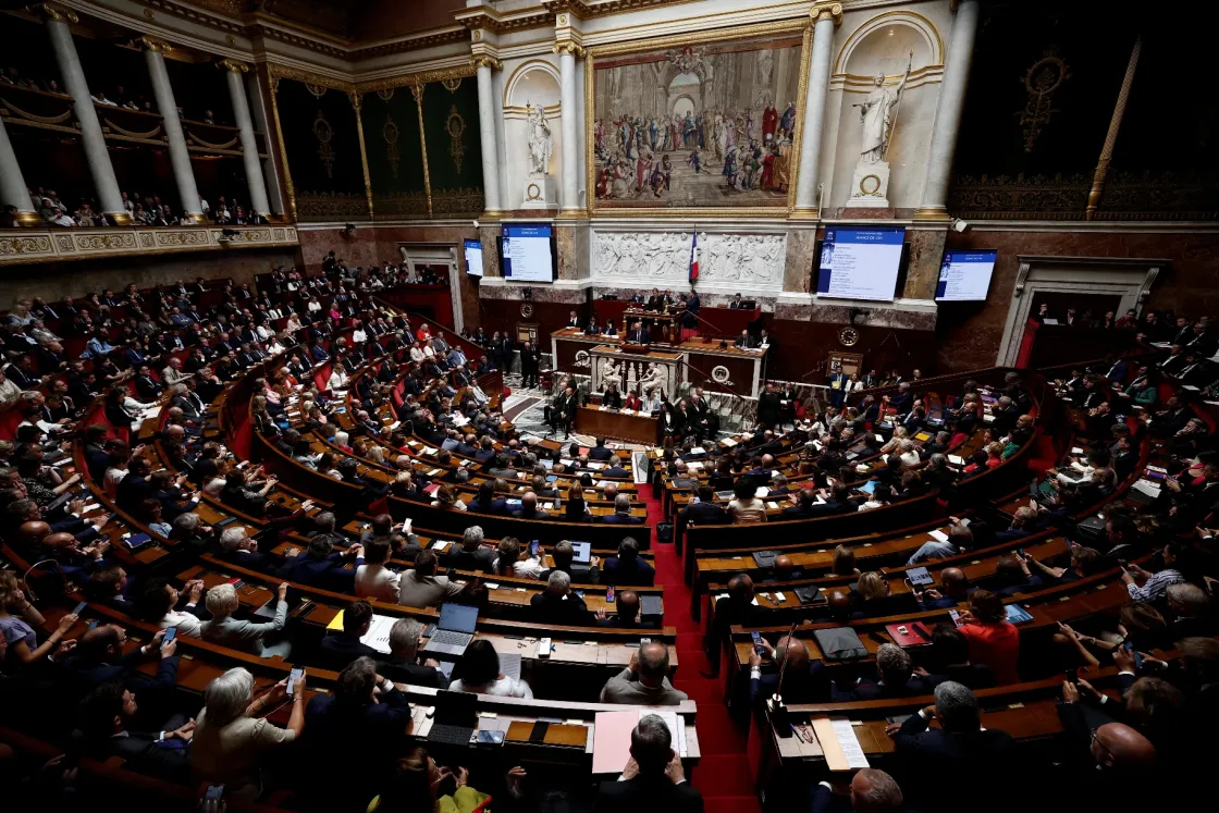 Macron székét is megingatja, hogy a francia kormány példátlanul nagyot bukott a bizalmi szavazáson