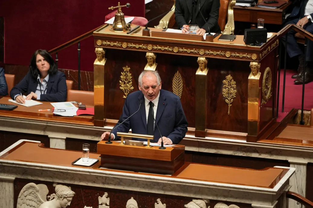 Elbukta a francia kormány a bizalmi szavazást, Macronnak megint új kormányfőt kell találnia