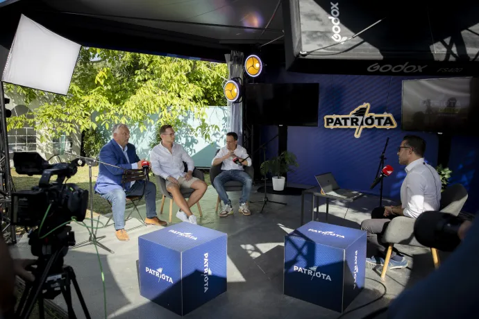 Orbán Viktor miniszterelnök, a Fidesz elnöke a Patrióta YouTube-csatorna adásában a Polgári Magyarországért Alapítvány rendezvényén, a Polgári Pikniken a kötcsei Dobozy-kúriában 2025. szeptember 7-én. A kormányfő mellett G. Fodor Gábor, a XXI. Század Intézet stratégiai igazgatója (b3) és Deák Dániel, a XXI. Század Intézet vezető elemzője – Fotó: Fischer Zoltán / Miniszterelnöki Kommunikációs Fõosztály / MTI