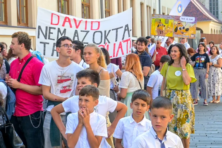 „Amikor fellázadunk a rendszer ellen, akkor a diákjaink jövőjéért is kiállunk” – Kolozsváron is tüntettek a tanárok