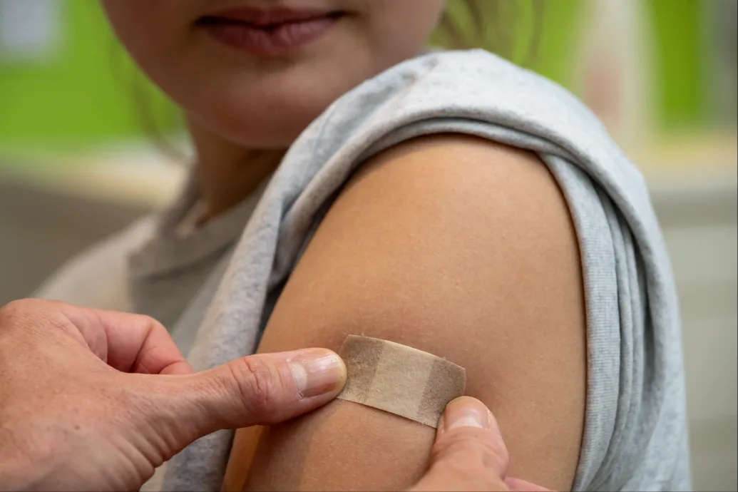 Minden hetedik osztályosnak jár az ingyenes HPV elleni oltás, de nem árt, ha a szülők résen vannak a jelentkezésnél
