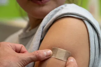 Minden hetedik osztályosnak jár az ingyenes HPV elleni oltás, de nem árt, ha a szülők résen vannak a jelentkezésnél
