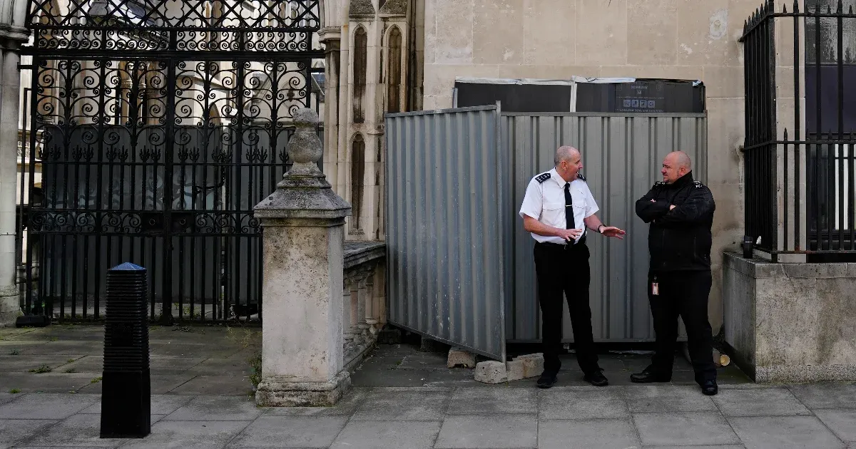 Új Banksy-graffiti bukkant fel Londonban, gyorsan el is takarták