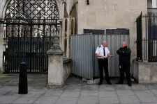 Új Banksy-graffiti bukkant fel Londonban, gyorsan el is takarták