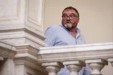 Harminc beteget mérgezhetett meg a francia orvos, hogy aztán újraélesztési tudásával villogjon