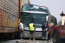 Emeletes turistabusz ütközött tehervonattal, legalább tízen meghaltak Mexikóban