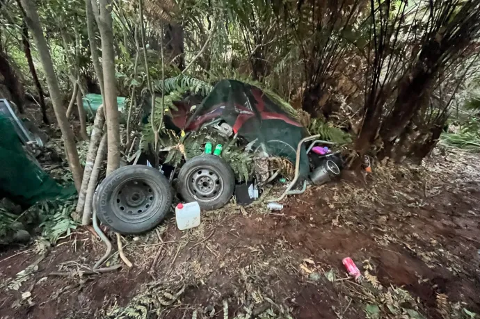 Képeket tett közzé a rendőrség az új-zélandi vadonban bujkáló férfi és gyerekei táborhelyéről