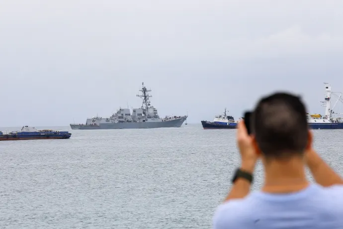Donald Trump hadihajókat vezényelt a Karib-térségbe, a képen a USS Sampson Panamában – Fotó: Daniel Gonzalez / Anadolu / AFP