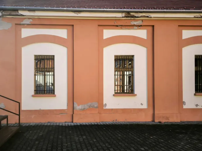 Rácsok az iskola ablakain – Fotó: Olvasói fotó / Telex