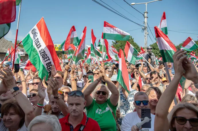 Mémgyártásért, egy falu örökbefogadásáért, de a nagyszülők meggyőzéséért is pont jár Magyar Péterék új applikációjában