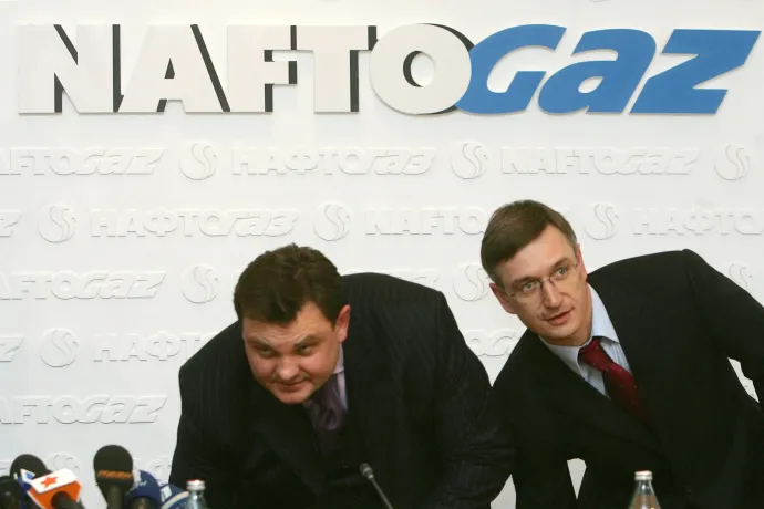 Konsztantyin Csuicsenko és Oleg Palcsikov, a cég ügyvezető igazgatói helyet foglalnak az ukrán Naftogaz gázipari konszern és az orosz Gazprom által létrehozott RosUkrEnergo cégről tartott sajtótájékoztatón Kijevben, 2006. február 2-án – Fotó: Sergei Supinsky / AFP
