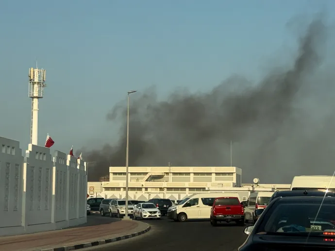 Füst száll fel Dohában a támadást követően – Fotó: Ibraheem Abu Mustafa / Reuters