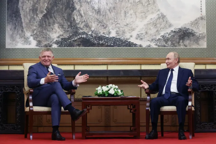 Vlagyimir Putyin orosz elnök beszél Robert Fico szlovák miniszterelnökkel kétoldalú találkozójukon Pekingben 2025. szeptember 2-án – Fotó: Contributor / Getty Images