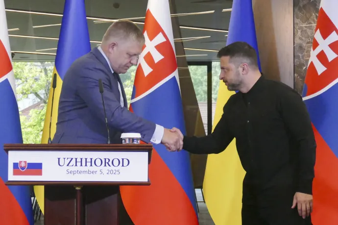 Volodimir Zelenszkij ukrán elnök és Robert Fico szlovák miniszterelnök az ungvári megbeszélése utáni sajtóértekezleten 2025. szeptember 5-én – Fotó: STRINGER / EPA / MTI