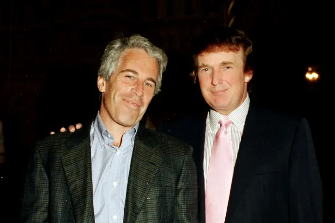 Női alakos üzenet, óriási kamucsekk: Trump csak nem tud megszabadulni az Epstein-ügytől