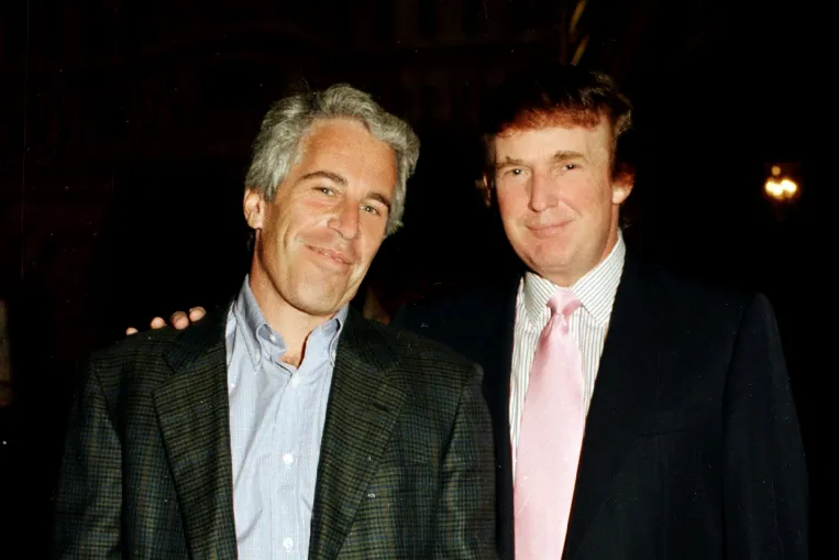 Női alakos üzenet, óriási kamucsekk: Trump csak nem tud megszabadulni az Epstein-ügytől