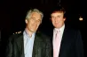 Női alakos üzenet, óriási kamucsekk: Trump csak nem tud megszabadulni az Epstein-ügytől