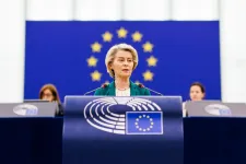 A szélsőbal és a szélsőjobb is feni a kést Von der Leyen ellen, de nem csak miattuk kell fél szemmel hátrapillantania