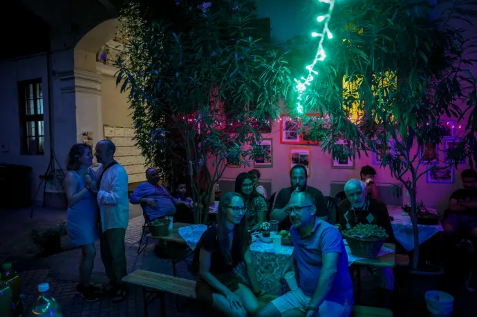 Szüreti bál a bulinegyed szívében: Mi is elviseljük a turistákat, ezen az egy estén viseljenek el ők minket