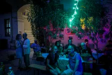 Szüreti bál a bulinegyed szívében: Mi is elviseljük a turistákat, ezen az egy estén viseljenek el ők minket