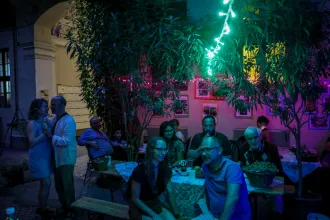 Szüreti bál a bulinegyed szívében: Mi is elviseljük a turistákat, ezen az egy estén viseljenek el ők minket
