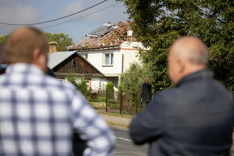 Tizenkilenc orosz drón repült be Lengyelország légterébe, többet lelőttek, egy ismeretlen eredetű rakéta roncsait is megtalálták