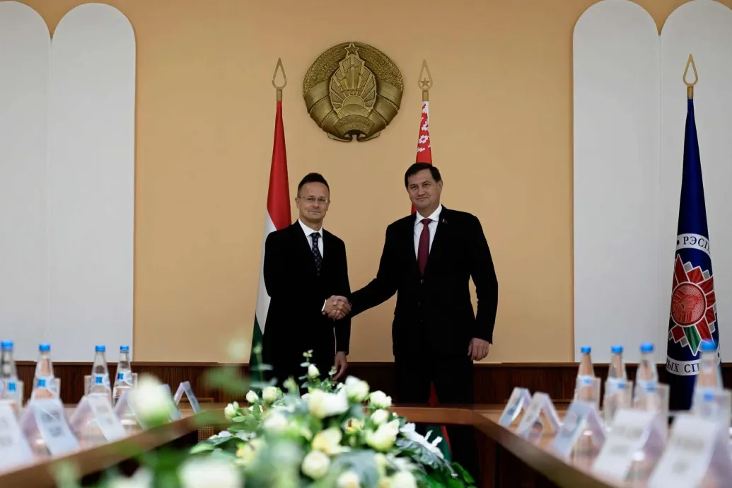 Szijjártó Minszkből: A háború eszkalációs kockázata egyre súlyosbodik, most kell hideg fejjel gondolkodni