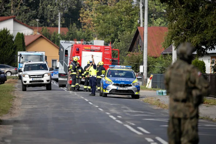 Katonák, tűzoltók és mentők a becsapódásban megrongálódott háznál Wyryki településen – Fotó: Jakub Orzechowski / Agencja Wybo / foto-lublin / Reuters