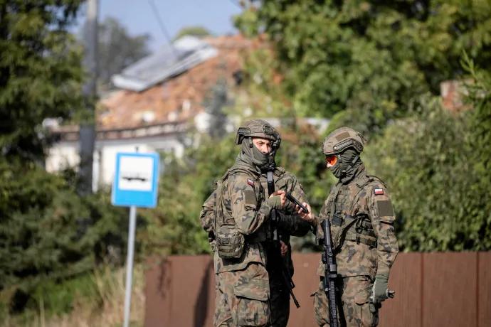 Katonák, tűzoltók és mentők a becsapódásban megrongálódott háznál Wyryki településen – Fotó: Jakub Orzechowski / Agencja Wybo / foto-lublin / Reuters