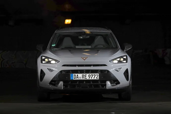 A Formentor LED-rendszere alapvetően fényesen és megfelelő hatótávolsággal világít, mindezt vakítás nélkül, de kanyarokban kissé ugrál a fény – Fotó: Hans-Dieter Seufert / autóMAGAZIN