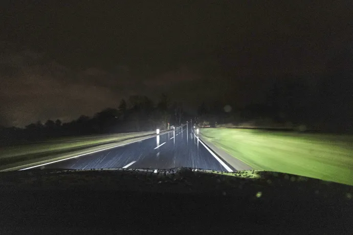 A Formentor LED-rendszere alapvetően fényesen és megfelelő hatótávolsággal világít, mindezt vakítás nélkül, de kanyarokban kissé ugrál a fény – Fotó: Hans-Dieter Seufert / autóMAGAZIN
