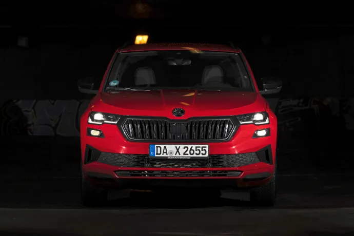 A Škoda nem használja ki teljes mértékben a mátrix-LED-rendszerben rejlő lehetőségeket. Az aszfalton vízszintes csíkok láthatók, a vezérlés pedig néha instabil és elnagyolt, például a szembeforgalom kitakarásakor – Fotó: Hans-Dieter Seufert / autóMAGAZIN