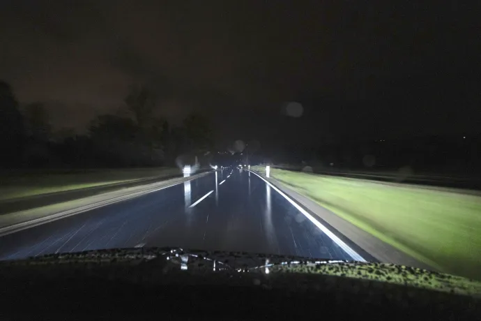 A Škoda nem használja ki teljes mértékben a mátrix-LED-rendszerben rejlő lehetőségeket. Az aszfalton vízszintes csíkok láthatók, a vezérlés pedig néha instabil és elnagyolt, például a szembeforgalom kitakarásakor – Fotó: Hans-Dieter Seufert / autóMAGAZIN
