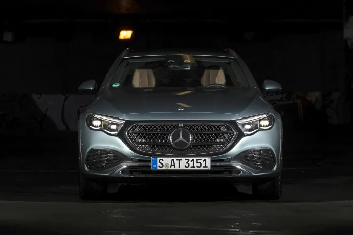 A Mercedes 1,3 millió mikrotükrös digitális fényszórórendszere rendkívül homogén, fényes és kellemes színű fénycsóvával, valamint gyors, alig észrevehető, finom vezérlésével nyűgöz le – Fotó: Hans-Dieter Seufert / autóMAGAZIN