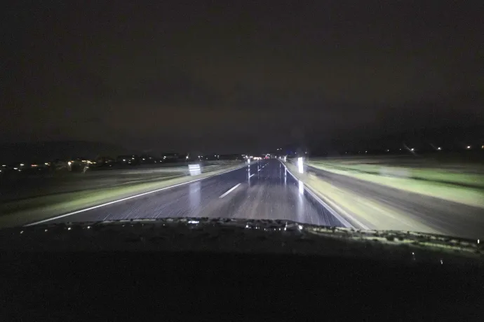 A Mercedes 1,3 millió mikrotükrös digitális fényszórórendszere rendkívül homogén, fényes és kellemes színű fénycsóvával, valamint gyors, alig észrevehető, finom vezérlésével nyűgöz le – Fotó: Hans-Dieter Seufert / autóMAGAZIN