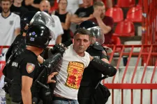 Saját szurkolóikat verték a szerb kormánypárti ultrák, a gyerekek a betonkorláton át menekültek