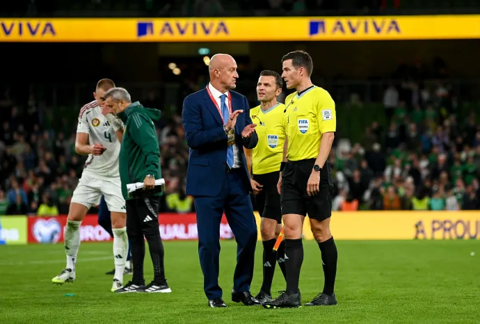 Marco Rossi és Harm Osmer játékvezető az Írország–Magyarország mérkőzés után a dublini Aviva Stadionban 2025. szeptember 6-án – Fotó: Stephen Mccarthy / Sportsfile / Getty Images