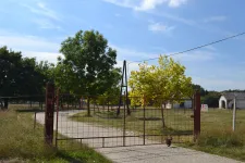 Migránstáborról pletykáltak, szigorúan őrzik, de úgy tűnik, egy gimnázium költözhet Csermajorba