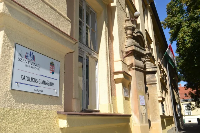 Migránstáborról pletykáltak, szigorúan őrzik, de úgy tűnik, egy gimnázium költözhet Csermajorba