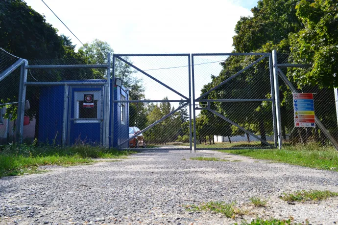 Biztonsági őr a kapu mögött – Fotó: Nagy Márta/Telex