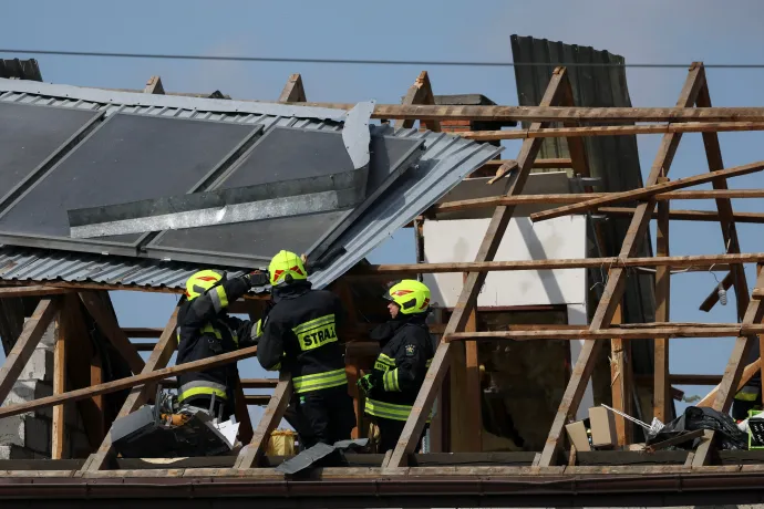  Tűzoltók dolgoznak a megsérült ház tetőszerkezetén 2025. szeptember 10-én – Fotó: Kacper Pempel / Reuters