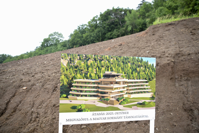 A Rákóczi Hotel, Tábor és Rendezvényközpontot kiegészítő négycsillagos wellness-szálloda látványterve egy tájékoztató táblán az alapkőletétel előtt Sátoraljaújhelyen 2024. június 4-én – Fotó: Czeglédi Zsolt / MTI